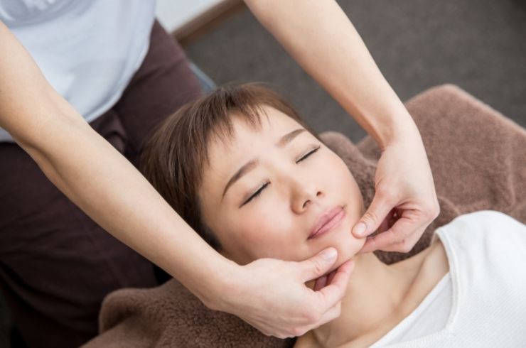 顔の歪みを変えるためには バランスチェックから 町田駅から徒歩3分のつるまる整体です 町田市にあるつるまる整体のブログや症状別ページをご覧ください